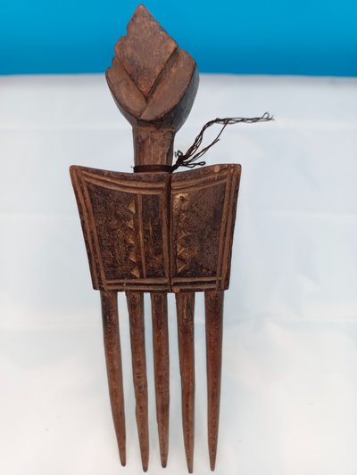 Figürlicher Kamm mit Griff – Luba aus Ober-Katanga oder Kasai