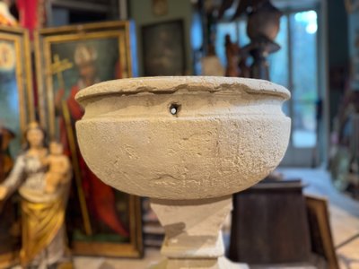 Imponente acquasantiera in pietra - XVII secolo