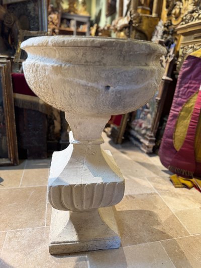 Imponente acquasantiera in pietra - XVII secolo