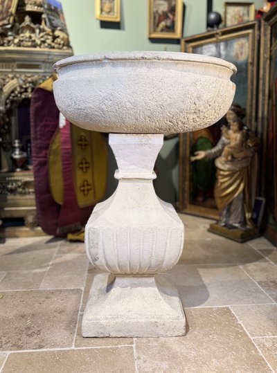 Imponente acquasantiera in pietra - XVII secolo