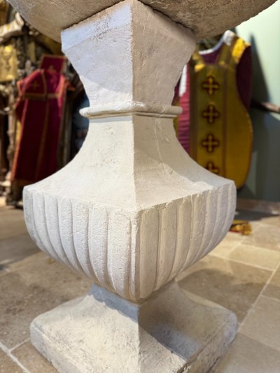 Imponente acquasantiera in pietra - XVII secolo