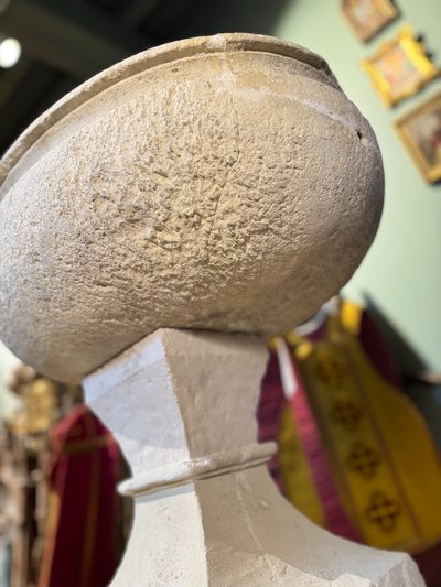 Imponente acquasantiera in pietra - XVII secolo