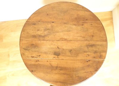 Rustic Spanish folding table with drop leaves, carved walnut, High Period, 17th century
