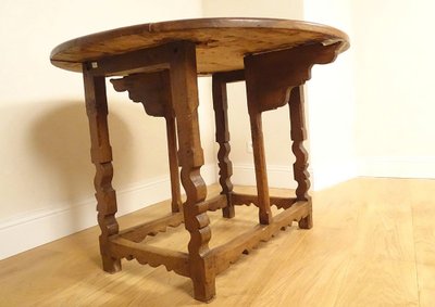 Rustic Spanish folding table with drop leaves, carved walnut, High Period, 17th century