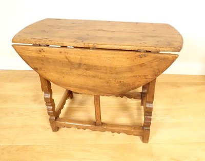 Rustic Spanish folding table with drop leaves, carved walnut, High Period, 17th century