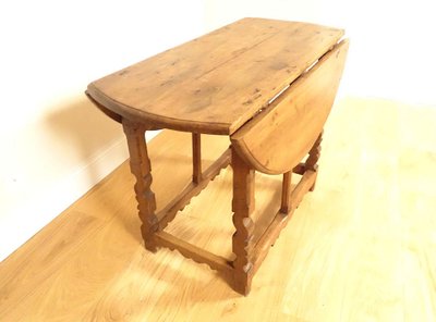 Rustic Spanish folding table with drop leaves, carved walnut, High Period, 17th century