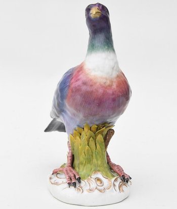 Statuette in porcelain of Vienna representing a carrier pigeon