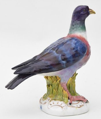 Statuette in porcelain of Vienna representing a carrier pigeon