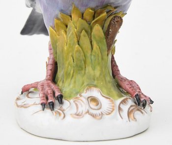 Statuette in porcelain of Vienna representing a carrier pigeon