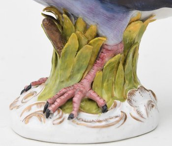 Statuette in porcelain of Vienna representing a carrier pigeon