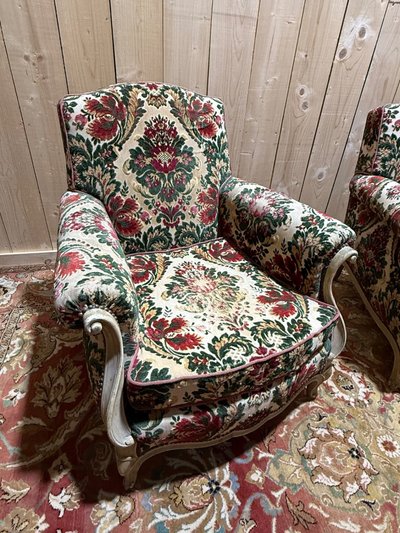 Paire de fauteuils - bergères de style Louis XV en velours