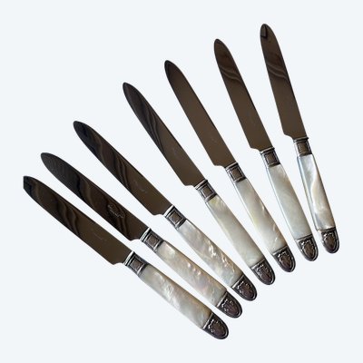 7 coltelli da tavola con manico in madreperla.