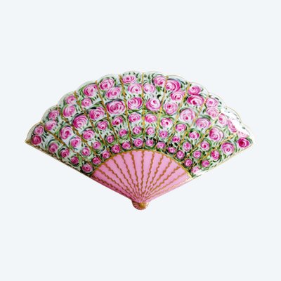 Boîte à bijoux ou bonbonnière en porcelaine de Limoges peinte à la main en forme d’éventail signée 