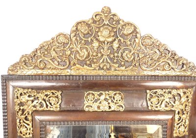 Specchio Luigi XIV, ottone repoussé, noce, palissandro, fiori e uccelli XVIII secolo