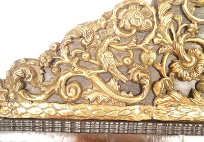 Specchio Luigi XIV, ottone repoussé, noce, palissandro, fiori e uccelli XVIII secolo