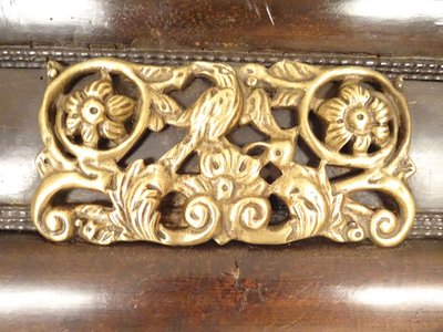 Specchio Luigi XIV, ottone repoussé, noce, palissandro, fiori e uccelli XVIII secolo