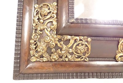 Specchio Luigi XIV, ottone repoussé, noce, palissandro, fiori e uccelli XVIII secolo