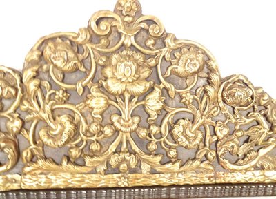 Specchio Luigi XIV, ottone repoussé, noce, palissandro, fiori e uccelli XVIII secolo