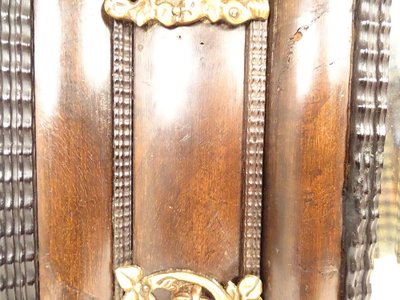 Specchio Luigi XIV, ottone repoussé, noce, palissandro, fiori e uccelli XVIII secolo