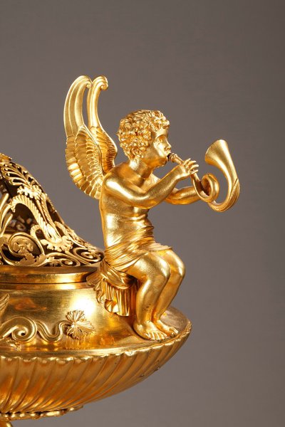 Centre de table brûle-parfum en bronze doré et marbre, époque Empire