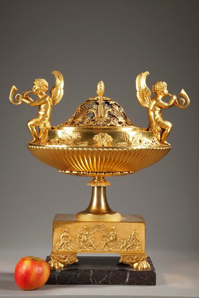 Centre de table brûle-parfum en bronze doré et marbre, époque Empire