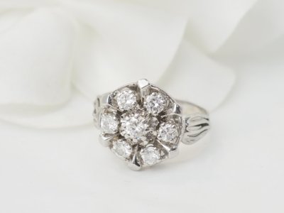 Bague marguerite en or blanc et diamants 