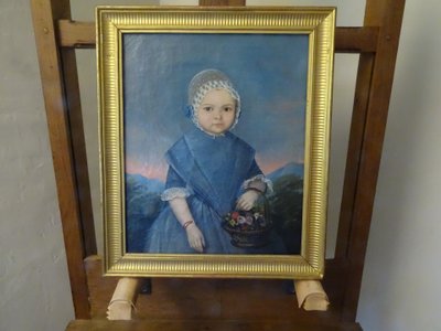 Ritratto antico del XVIII secolo di una bambina con un vestito blu e un cesto di fiori