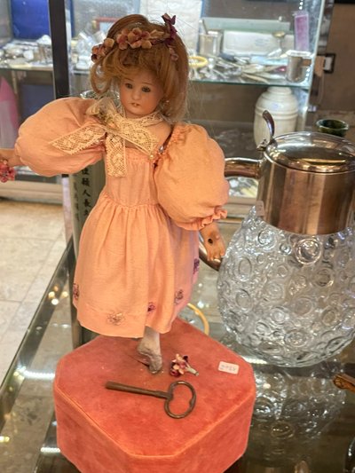 Dancing doll automaton