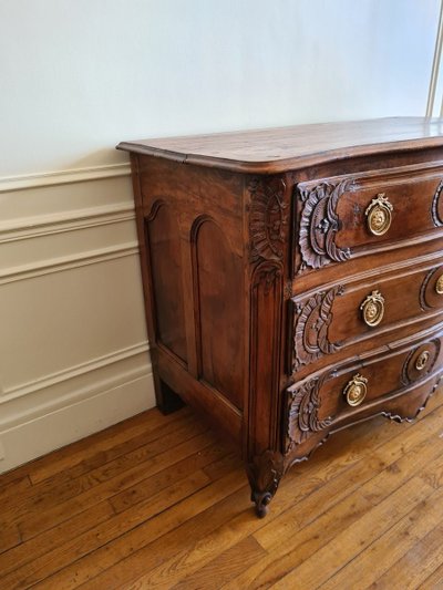 Commode Louis XV , en bois naturel , vers 1760. 