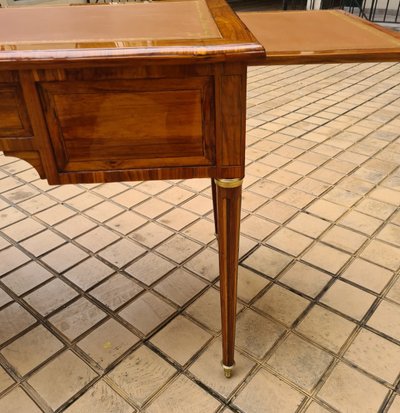 Scrivania piatta in stile Luigi XVI impiallacciata in palissandro