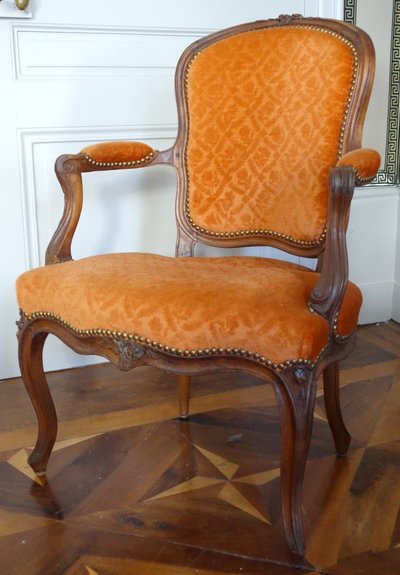 Paire de fauteuils cabriolets d'époque Louis XV en velours frappé - XVIIIe siècle