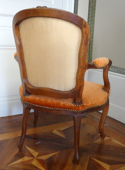 Paire de fauteuils cabriolets d'époque Louis XV en velours frappé - XVIIIe siècle