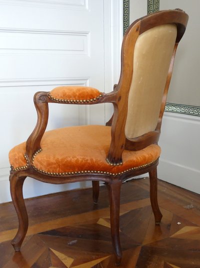 Paire de fauteuils cabriolets d'époque Louis XV en velours frappé - XVIIIe siècle