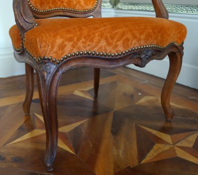 Paire de fauteuils cabriolets d'époque Louis XV en velours frappé - XVIIIe siècle
