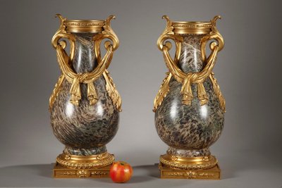 Paire d'urnes en jaspe de Russie de style Louis XVI
