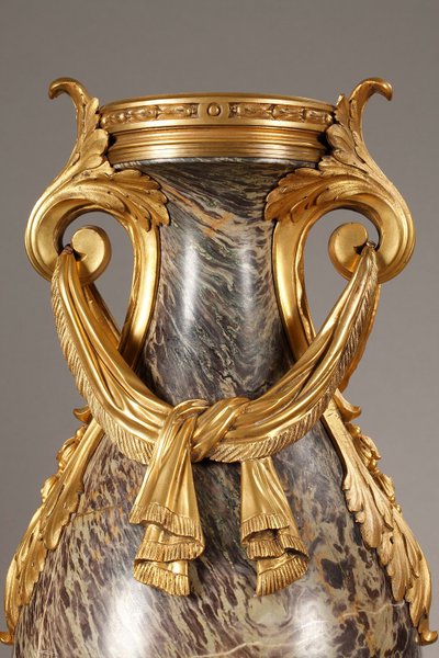 Paire d'urnes en jaspe de Russie de style Louis XVI