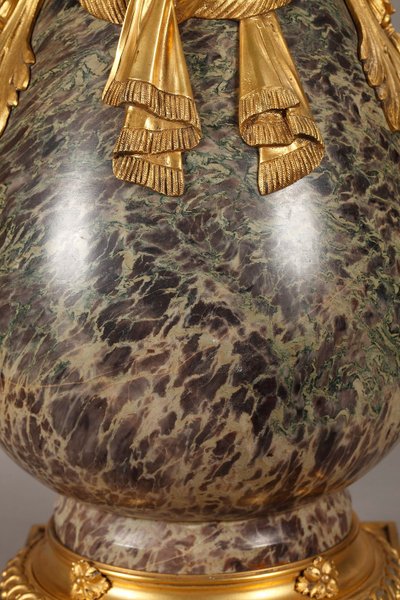 Paire d'urnes en jaspe de Russie de style Louis XVI