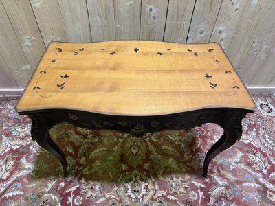 Table console de style Louis XV en bois noirci.