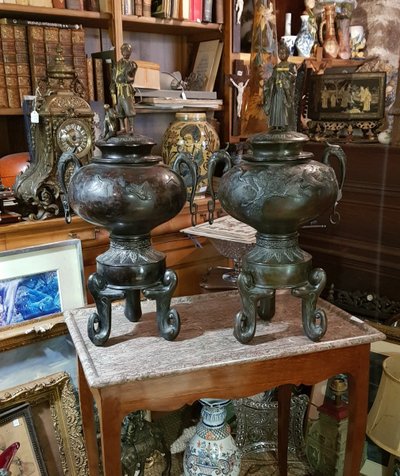 Grande Paire De Pots Couverts Et Prises En Statuettes Attr. Miyao Bronze époque Meiji
