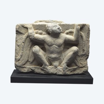 Pakistan - regione di Gandhara, II-III secolo d.C., rappresentazione in scisto di un Atlanteo alato