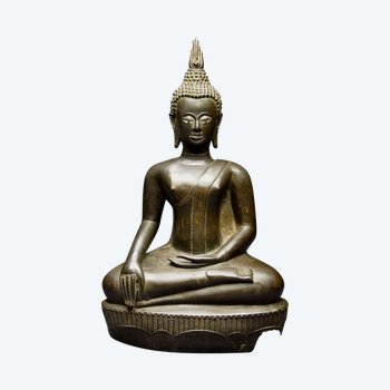 Laos, 18. Jahrhundert, Maravijaya Buddha aus Bronze mit dunkler Patina