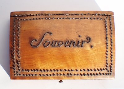 Coffret marqueté citronnier nécessaire de couture en nacre XIXe ciseaux dé coudre 