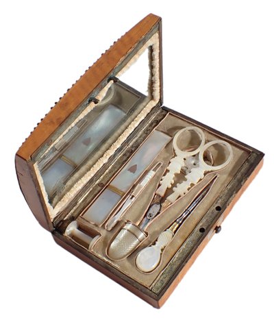 Coffret marqueté citronnier nécessaire de couture en nacre XIXe ciseaux dé coudre 