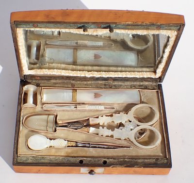 Coffret marqueté citronnier nécessaire de couture en nacre XIXe ciseaux dé coudre 