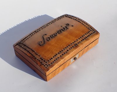 Coffret marqueté citronnier nécessaire de couture en nacre XIXe ciseaux dé coudre 