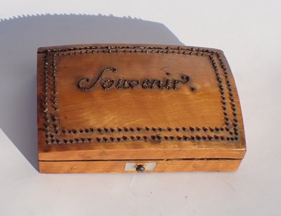 Coffret marqueté citronnier nécessaire de couture en nacre XIXe ciseaux dé coudre 