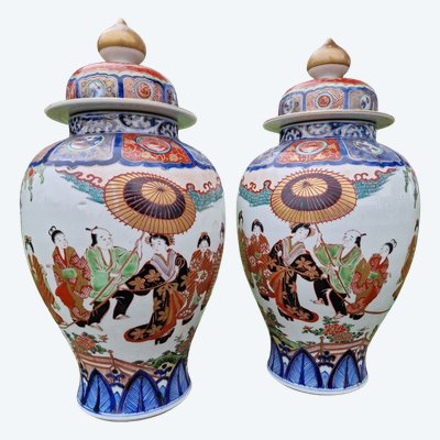 Paire De Vases Pots Couverts Imari En Porcelaine Du Japon Arita