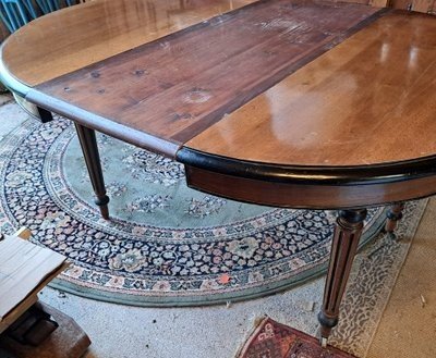 Louis Philippe oval extendable table with 4 walnut legs