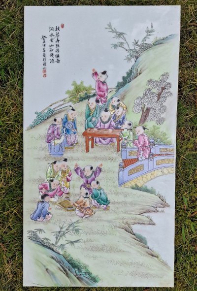 Paire De Plaques Murales Porcelaine De Chine à Décor d'Enfants Jouants émaux De La Famille Rose