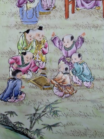 Paire De Plaques Murales Porcelaine De Chine à Décor d'Enfants Jouants émaux De La Famille Rose